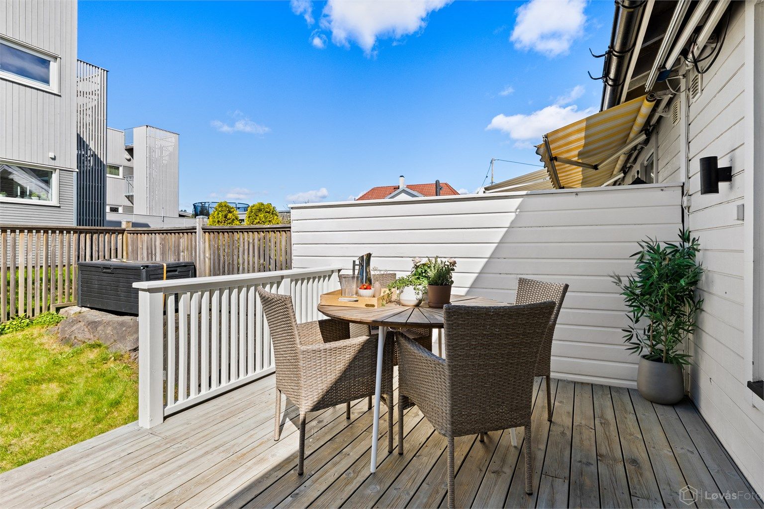 Terrassen har god plass til en spiseplass for utendørs måltider.