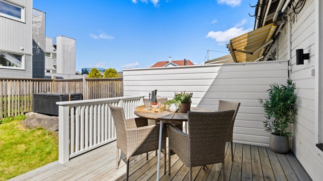 Terrassen har god plass til en spiseplass for utendørs måltider.