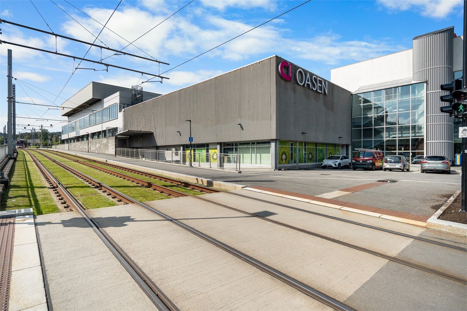 Det lokale kjøpesenteret Oasen har et bredt utvalg av butikker og servicetilbud ligger i nærheten.