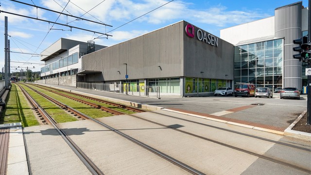Det lokale kjøpesenteret Oasen har et bredt utvalg av butikker og servicetilbud ligger i nærheten.
