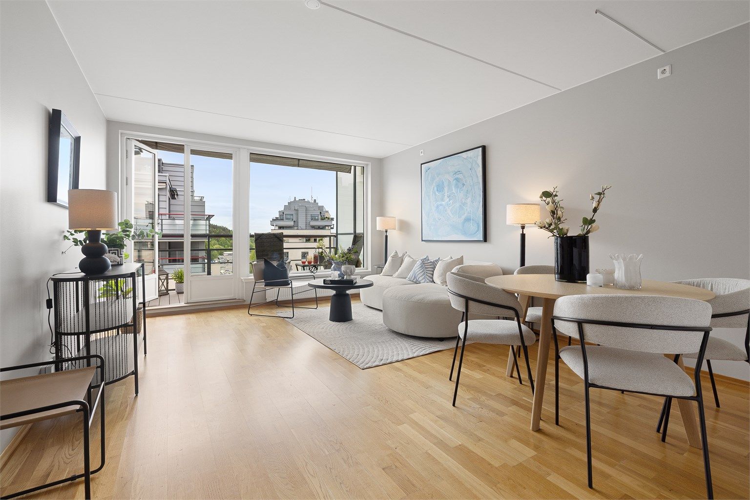 Velkommen til denne flotte og innbydende leiligheten i Karenslyst allé 40! 