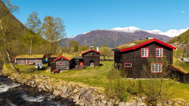 Tunet består av tradisjonsrike laftebygg med torvtak, som gir en autentisk ramme for fritidslivet med plass til storfamilien.