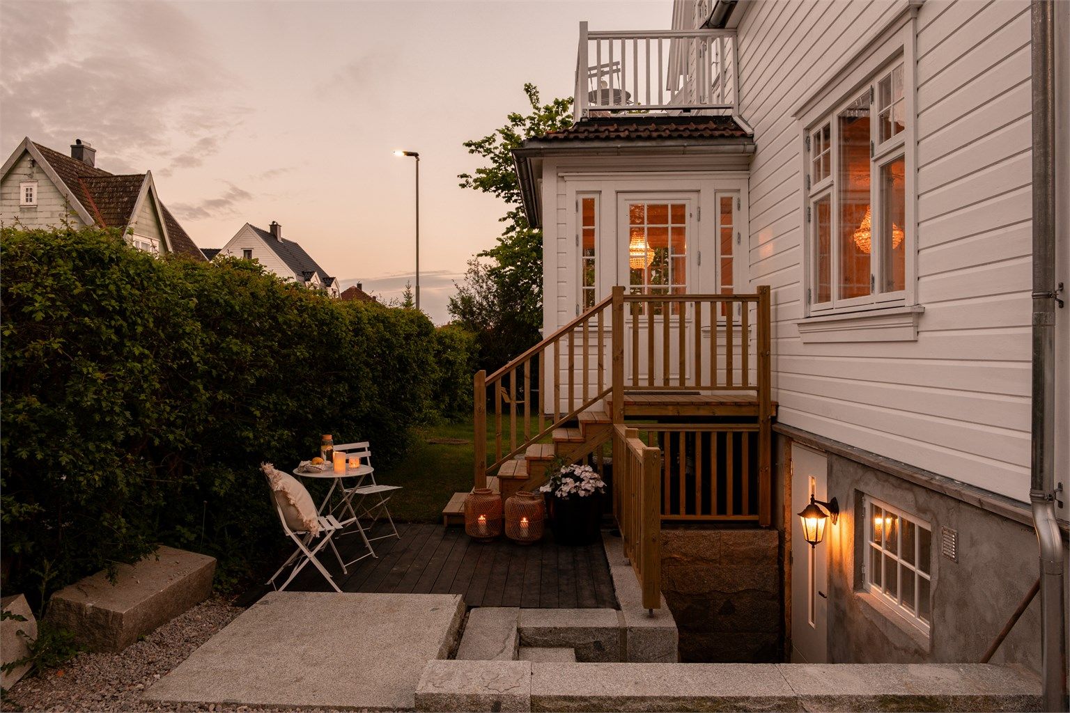 Det er laget nytt inngangsparti til hybelen/kjelleren, med både trinn og forstøtningsmurer i granitt. Adkomst til hybelen skjer fra ytre del av gårdsplassen.