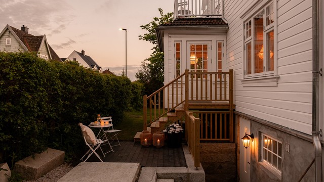 Det er laget nytt inngangsparti til hybelen/kjelleren, med både trinn og forstøtningsmurer i granitt. Adkomst til hybelen skjer fra ytre del av gårdsplassen.