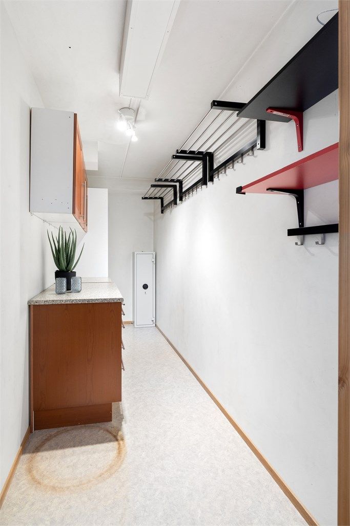 Praktisk innvendig bod med god lagringsplass for yttertøy, sko, støvsuger og lignende. Våpenskap, innredning og hyller medfølger.