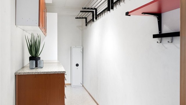 Praktisk innvendig bod med god lagringsplass for yttertøy, sko, støvsuger og lignende. Våpenskap, innredning og hyller medfølger.