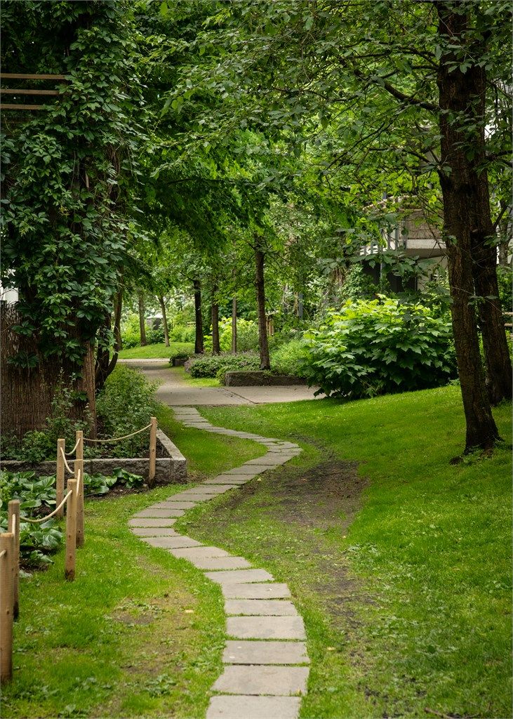 Hyggelige gangstier snor seg gjennom parken.