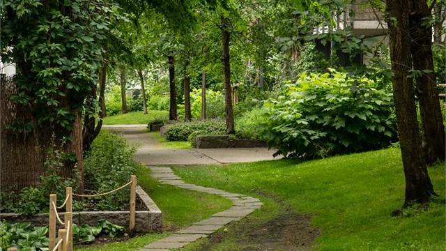 Hyggelige gangstier snor seg gjennom parken.