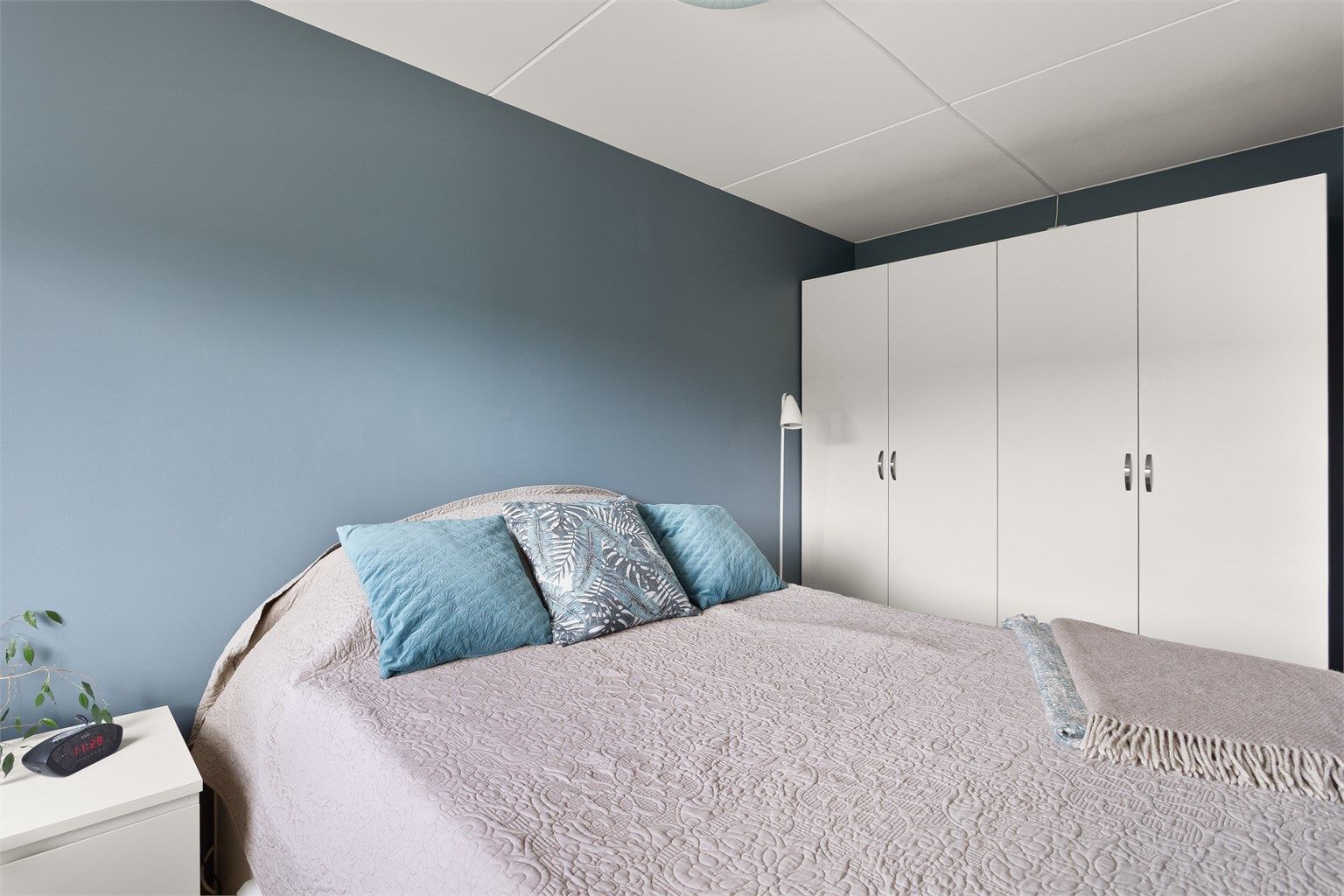 Det er rikelig med oppbevaringsplass i garderobeskap på hovedsoverommet.