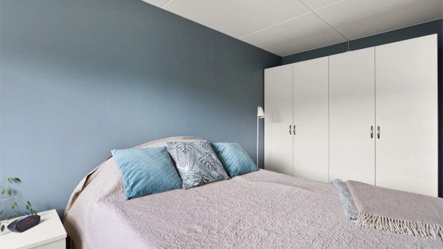 Det er rikelig med oppbevaringsplass i garderobeskap på hovedsoverommet.