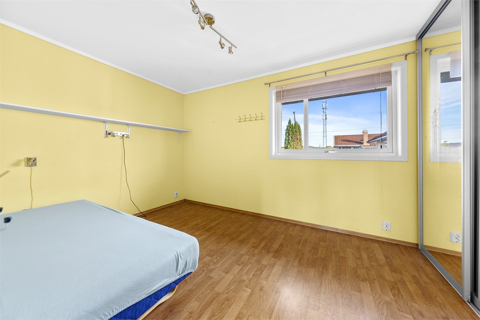 Soverom med skyvedørsgarderobe