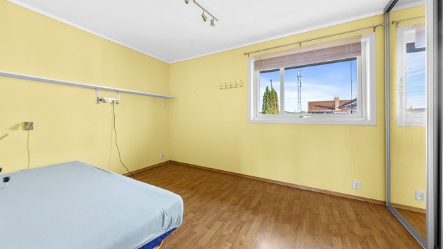 Soverom med skyvedørsgarderobe