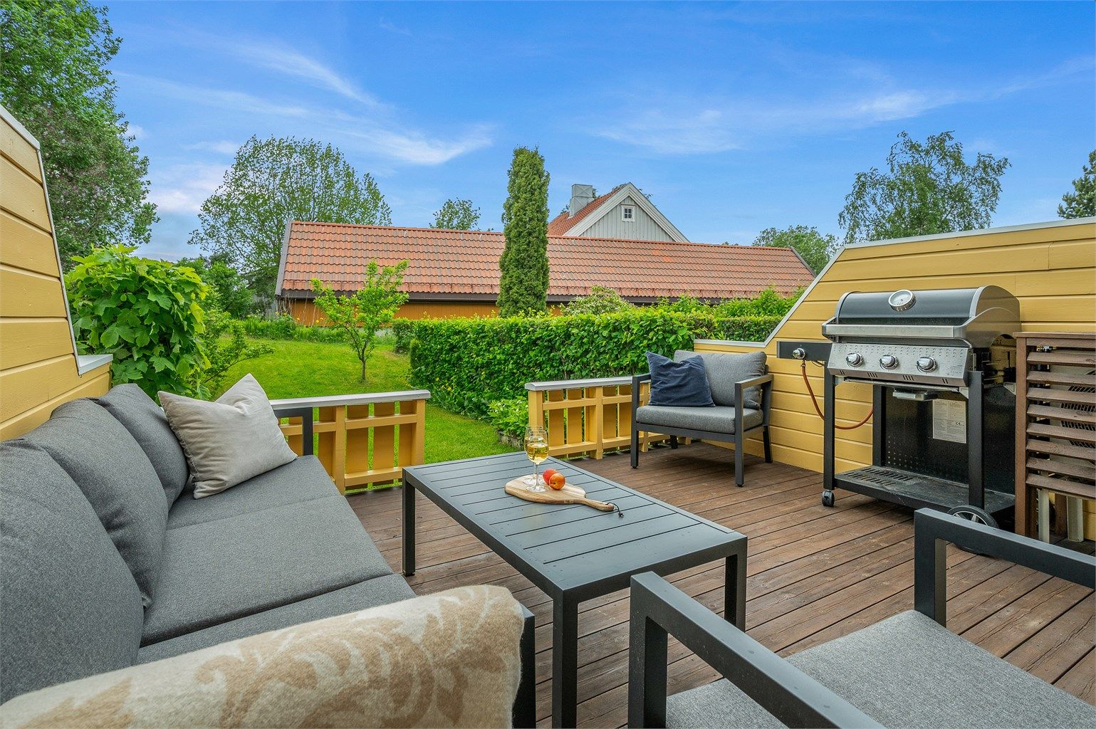 Fra stuen har man direkte utgang til en herlig terrasse på 14 kvm med praktisk markise. 