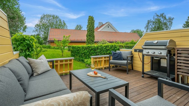 Fra stuen har man direkte utgang til en herlig terrasse på 14 kvm med praktisk markise.