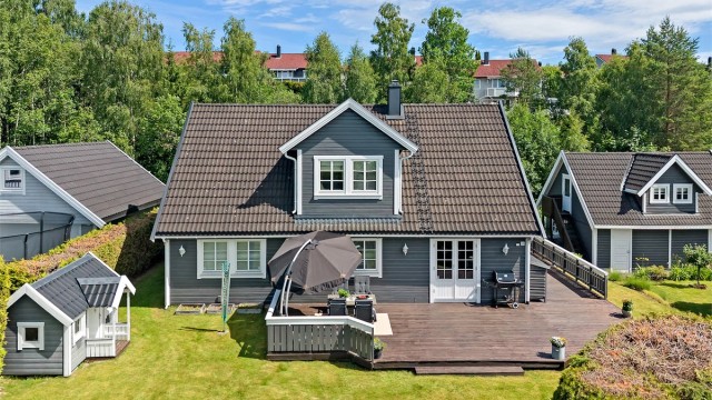 I hagen er det en dukkestue for de minste.
