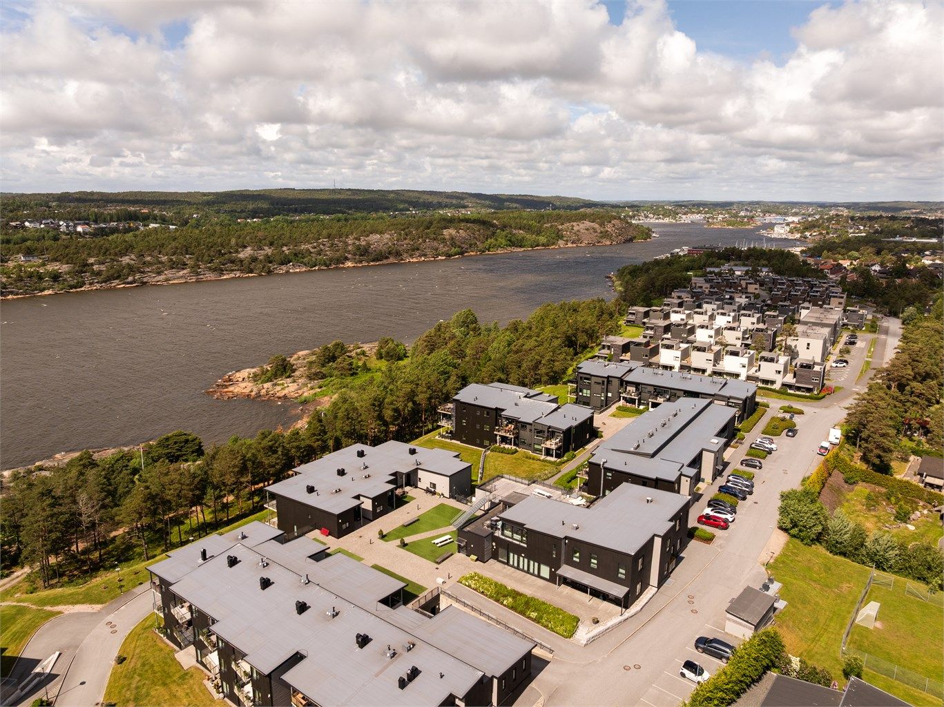 Nærheten til sjøen er spesielt attraktiv i sommermånedene. Rett i nærheten finnes flere fine badesteder, turstier like så.