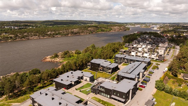 Nærheten til sjøen er spesielt attraktiv i sommermånedene. Rett i nærheten finnes flere fine badesteder, turstier like så.