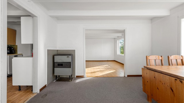 Spisestuen har i tillegg kamin og direkte tilknytning til kjøkkenet.