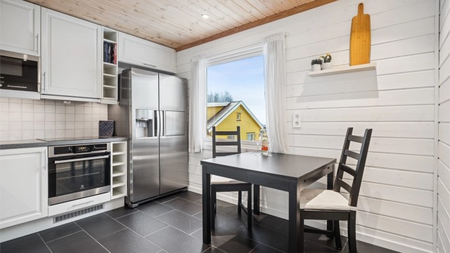 Integrert komfyr og nedfelt platetopp (fra 2023) med komfyrvakt samt integrert mikrobølgeovn i overskap og innfelt oppvaskmaskin medfølger. Det er avsatt plass til kjøl- og fryseskap.