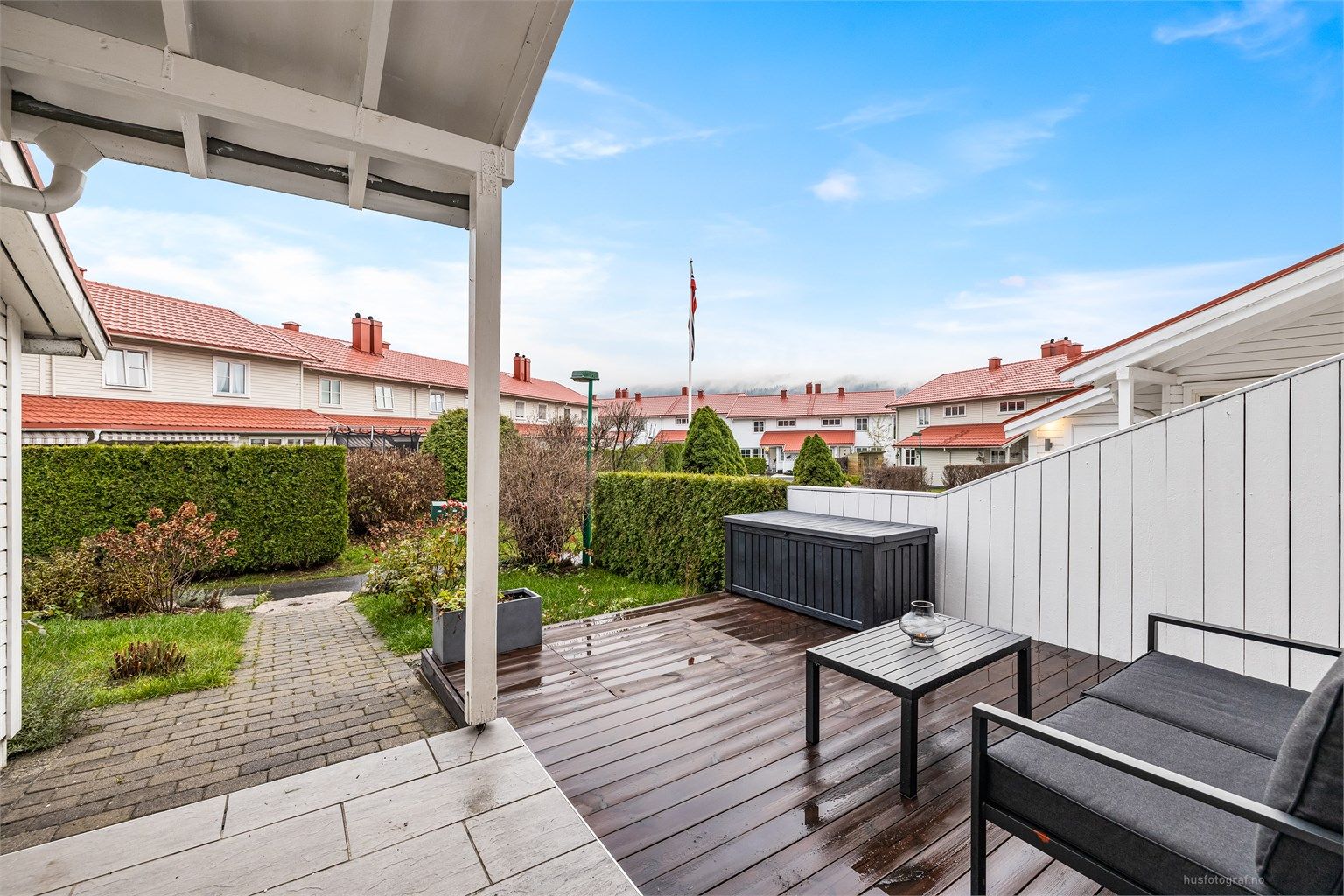 På fremsiden er det sol fra ca. kl. 08.00 til 15.30 (midtsommerstid) iflg. selger.