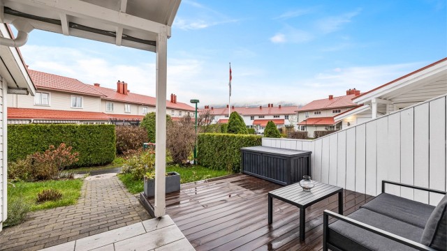 På fremsiden er det sol fra ca. kl. 08.00 til 15.30 (midtsommerstid) iflg. selger.