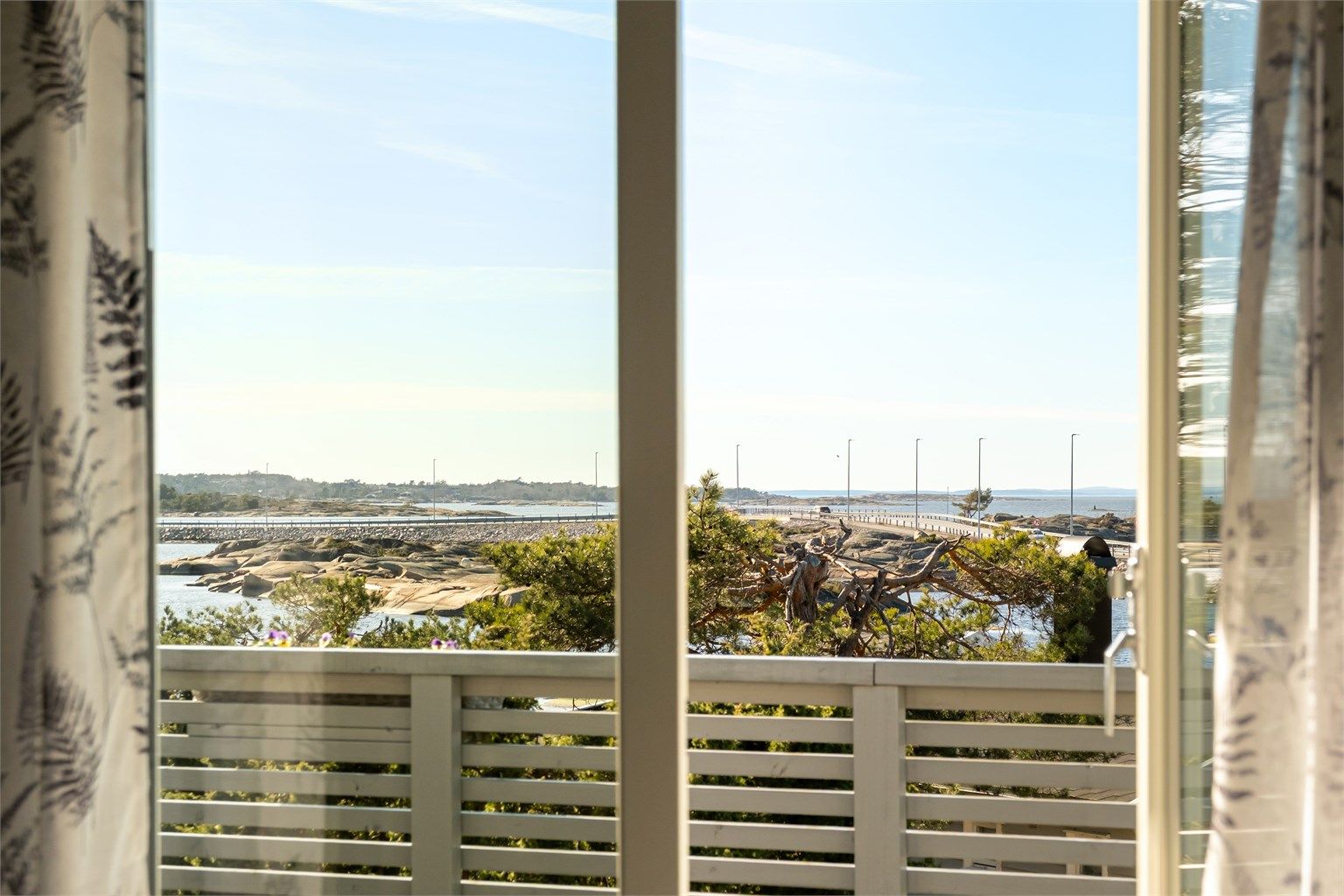 I sofakroken kan du glede deg over vel så fin utsikt som ute på terrassen.