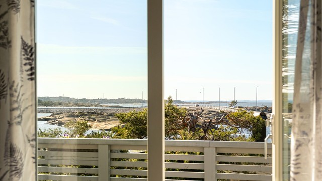 I sofakroken kan du glede deg over vel så fin utsikt som ute på terrassen.