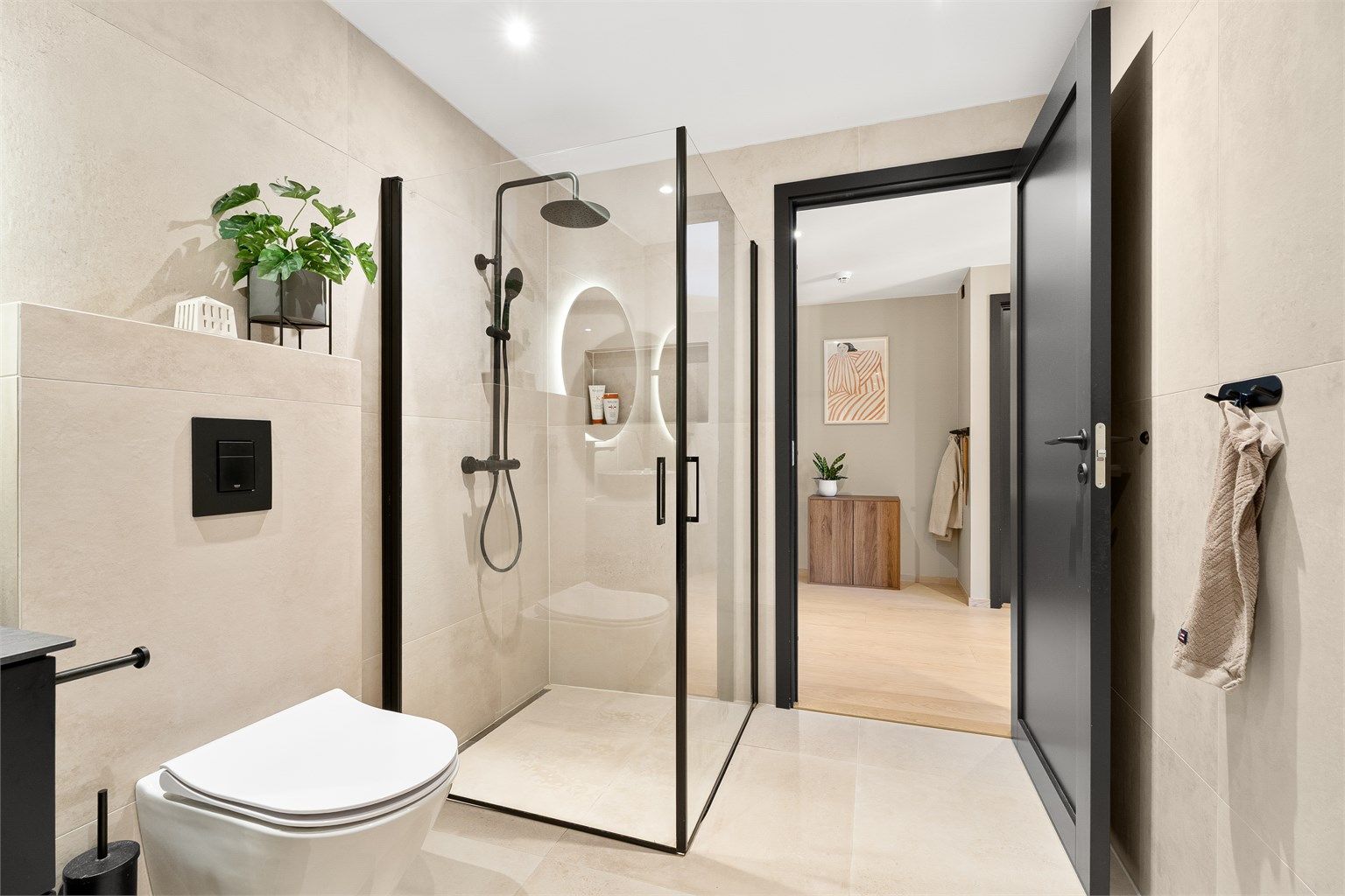 Badet er meget delikat og har flotte material- og fargekvaliteter som står i stil med resten av leiligheten. 