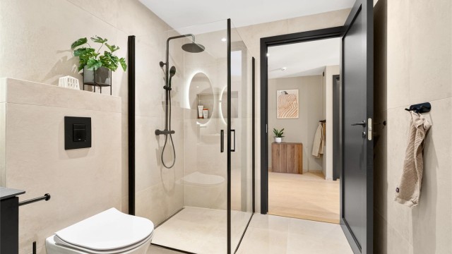 Badet er meget delikat og har flotte material- og fargekvaliteter som står i stil med resten av leiligheten.