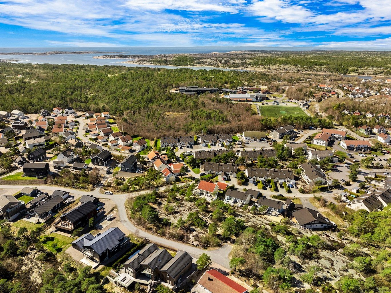 Boligfeltet består av både eneboliger, rekkehus og leiligheter.