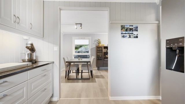 Kjøkkenet har praktisk innredning på begge sider.