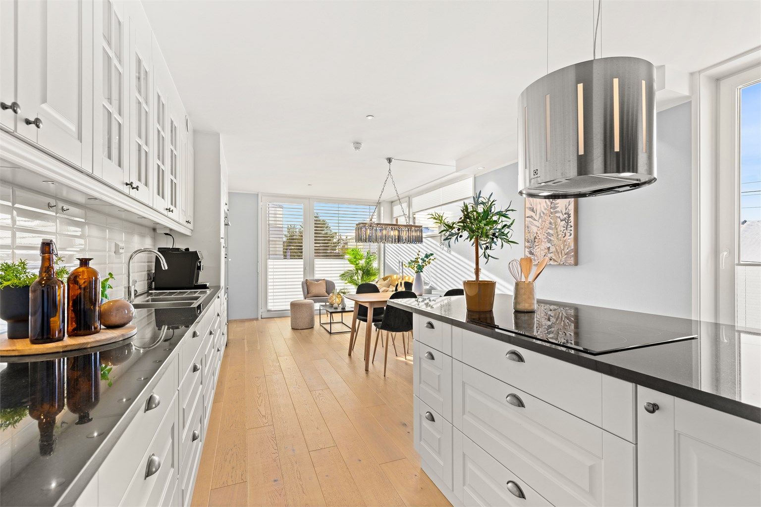 Leiligheten har en åpen og sosial planløsning mellom kjøkken og stue.