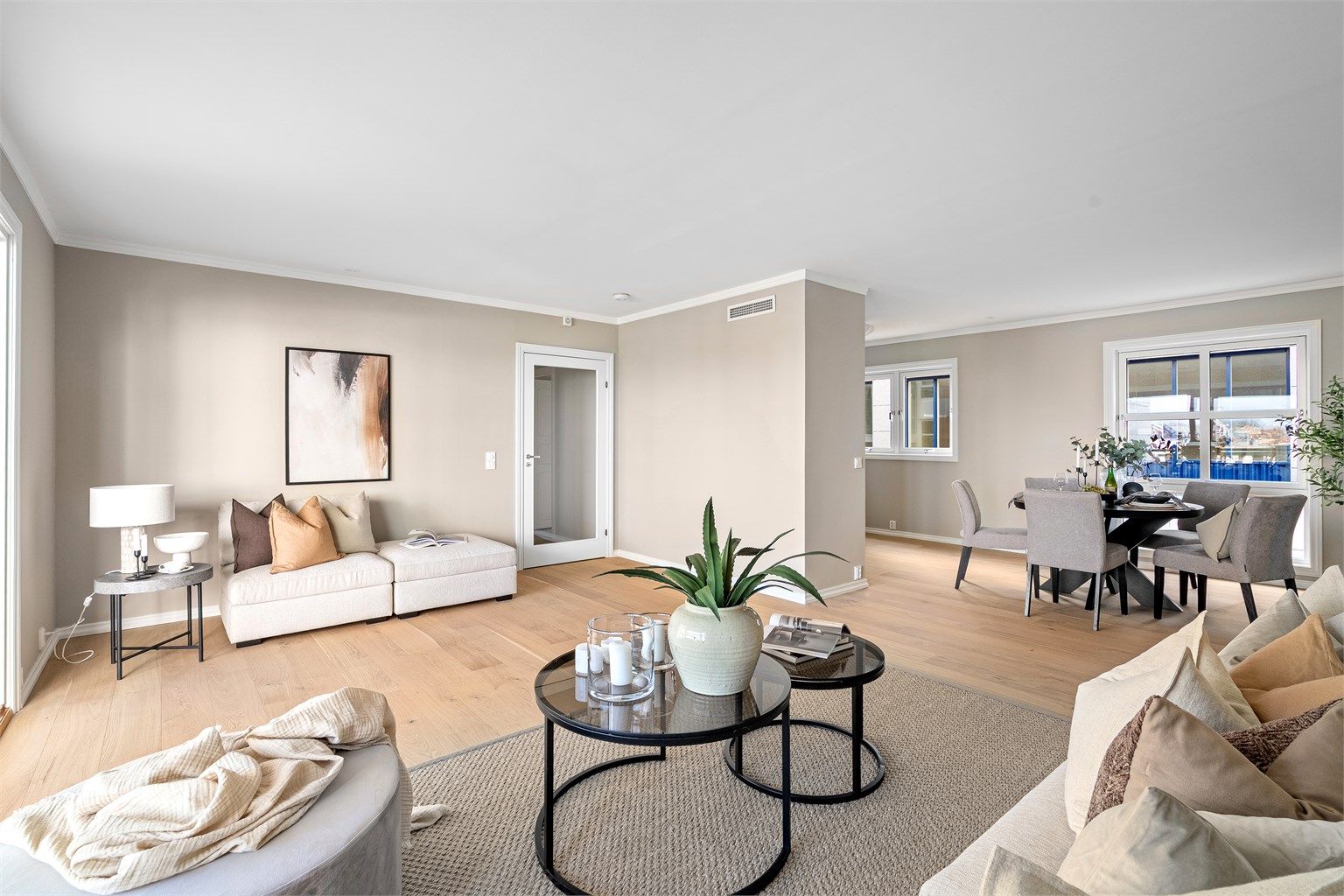 Stue og kjøkken ligger i en delvis åpen løsning, og er et sosialt rom med god romfølelse.
