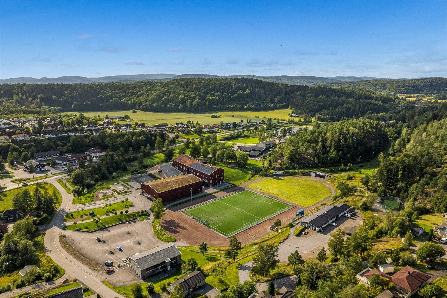 Kodal IL tilbyr et rikt aktivitetstilbud med fotballbane, idrettshall og frisbeegolfbane.