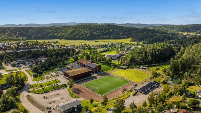 Kodal IL tilbyr et rikt aktivitetstilbud med fotballbane, idrettshall og frisbeegolfbane.