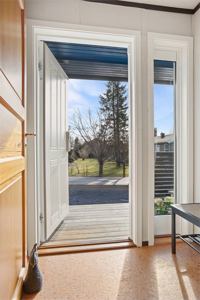 Man kommer inn i en lys entré med plass til klesoppheng og skoskap.
