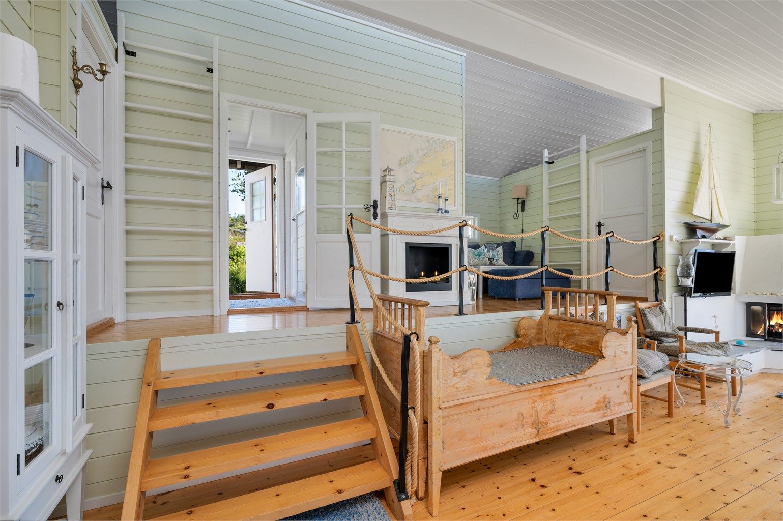 Stuen er lett å møblere med de flere sonene i rommet. 