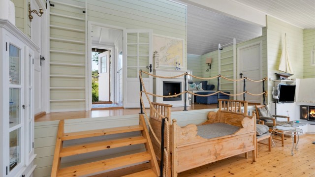 Stuen er lett å møblere med de flere sonene i rommet.