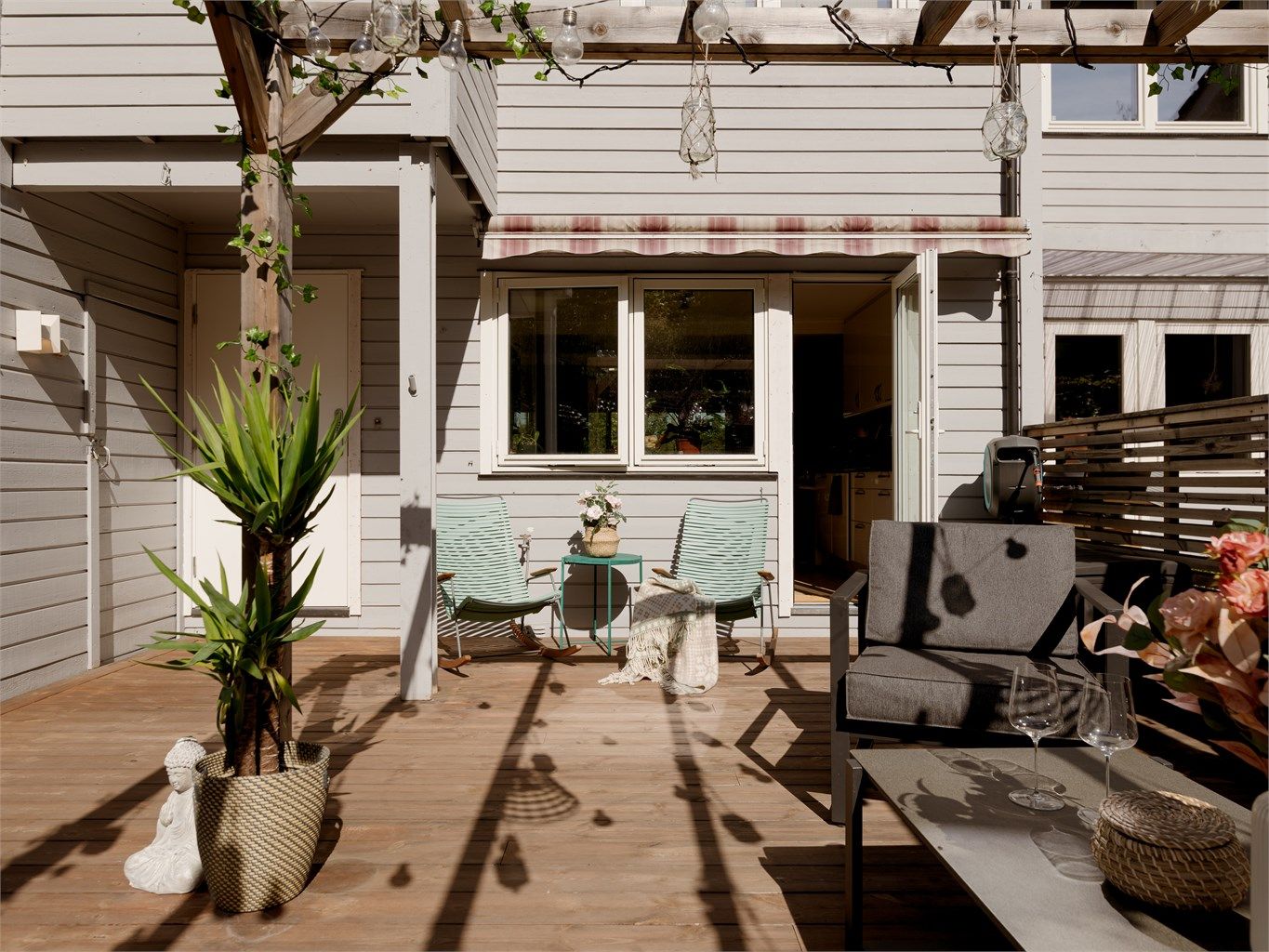 I tilknytning til terrassen og inngangspartiet ligger en praktisk utebod på ca. 4 kvm, som gir oppbevaringsplass til puter, hagemøbler, grillutstyr og alt du trenger for å skape et koselig uterom.