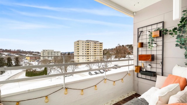 Boligen ligger fint og rolig til på Skøyenåsen, og består at entré, stue, kjøkken, bad, soverom og balkong. Foto: Martine Eren Jacobsen