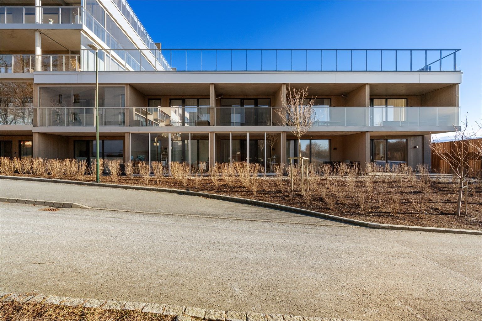 Innglasset markterrasse på 11 kvm mot vest. God plass til hagemøbler og grill. 