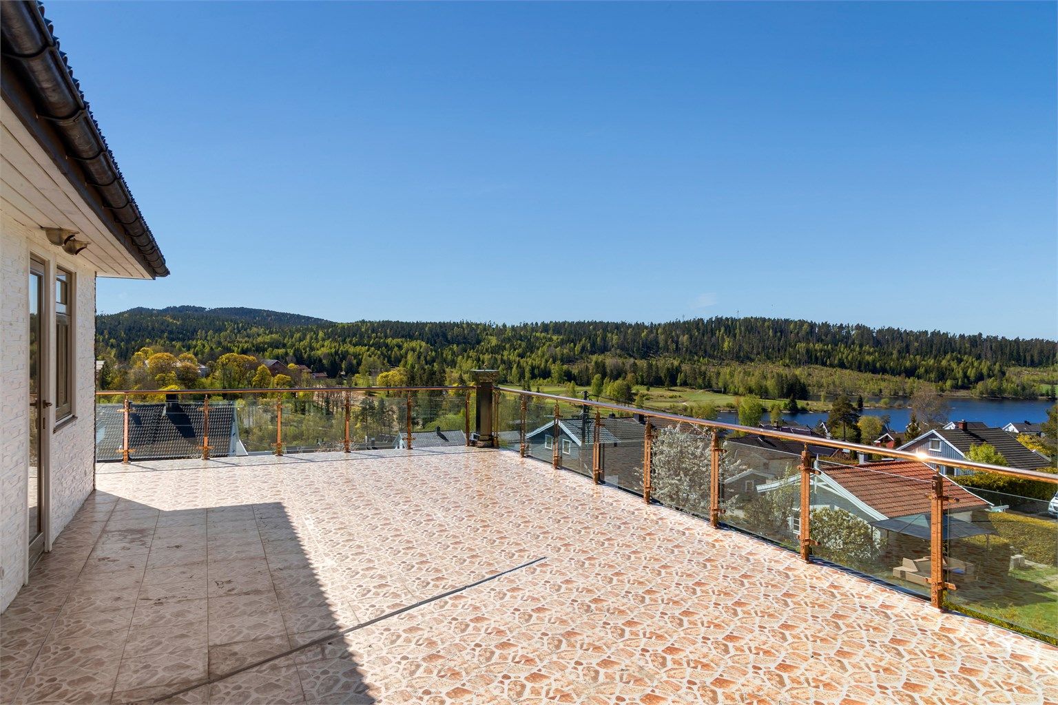 Fra en stor takterrasse på 184 m² er det utsikt mot Våg og Østmarka Golfklubb.