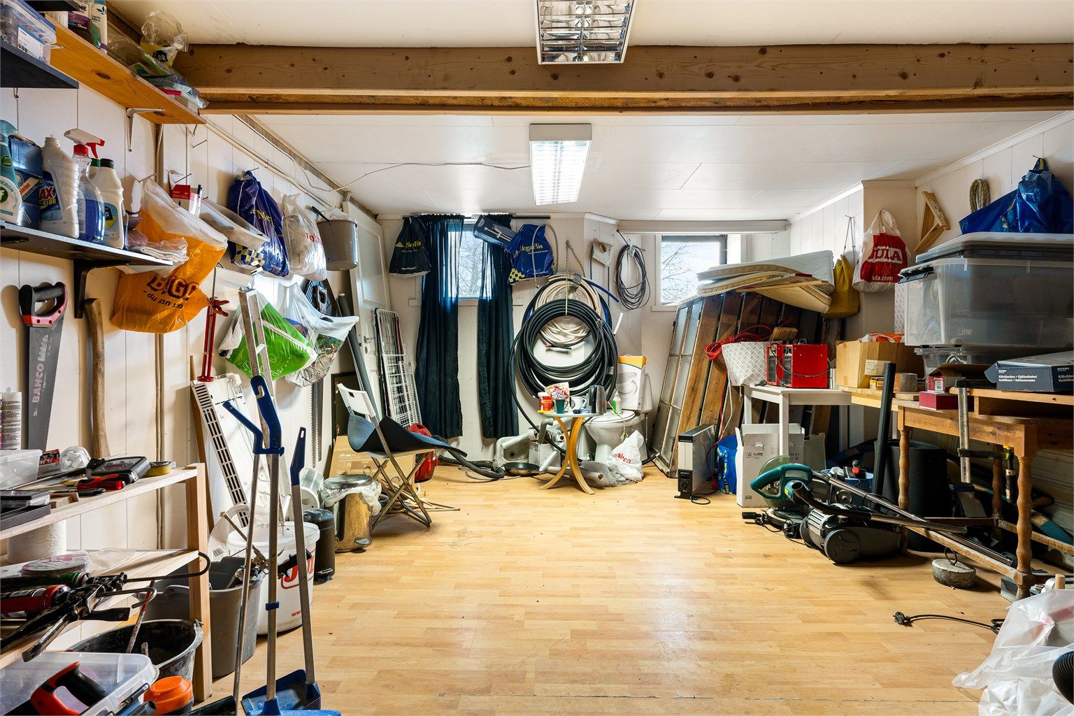 Kjelleren består av hele åtte boder, gang og toalettrom og måler til sammen hele 111 kvm BRA. 