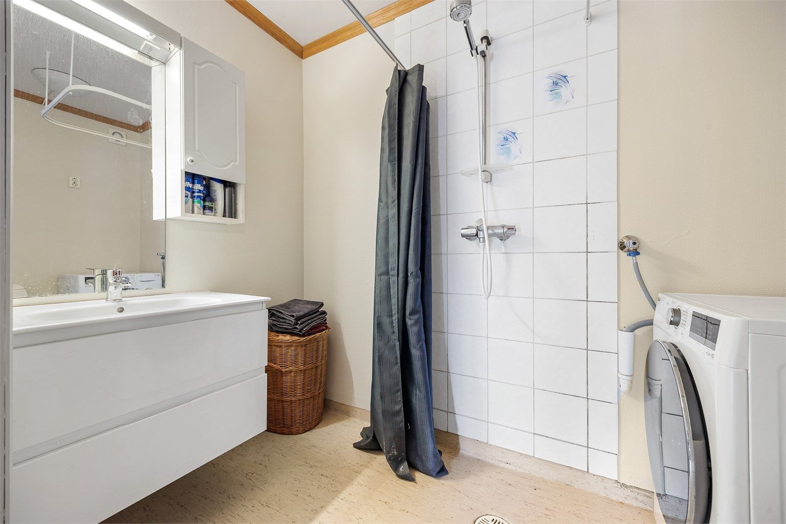 Badet i utleiedelen har gulvvarme, dusj på vegg og opplegg for vaskemaskin.