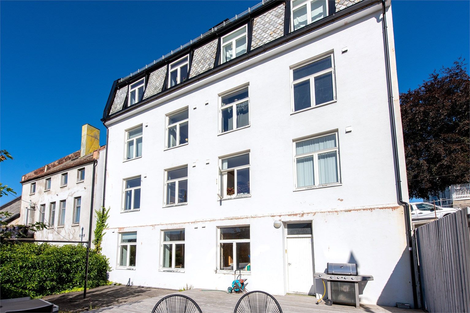 Byggets bakside vender mot et felles, opparbeidet uteområde.