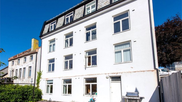 Byggets bakside vender mot et felles, opparbeidet uteområde.