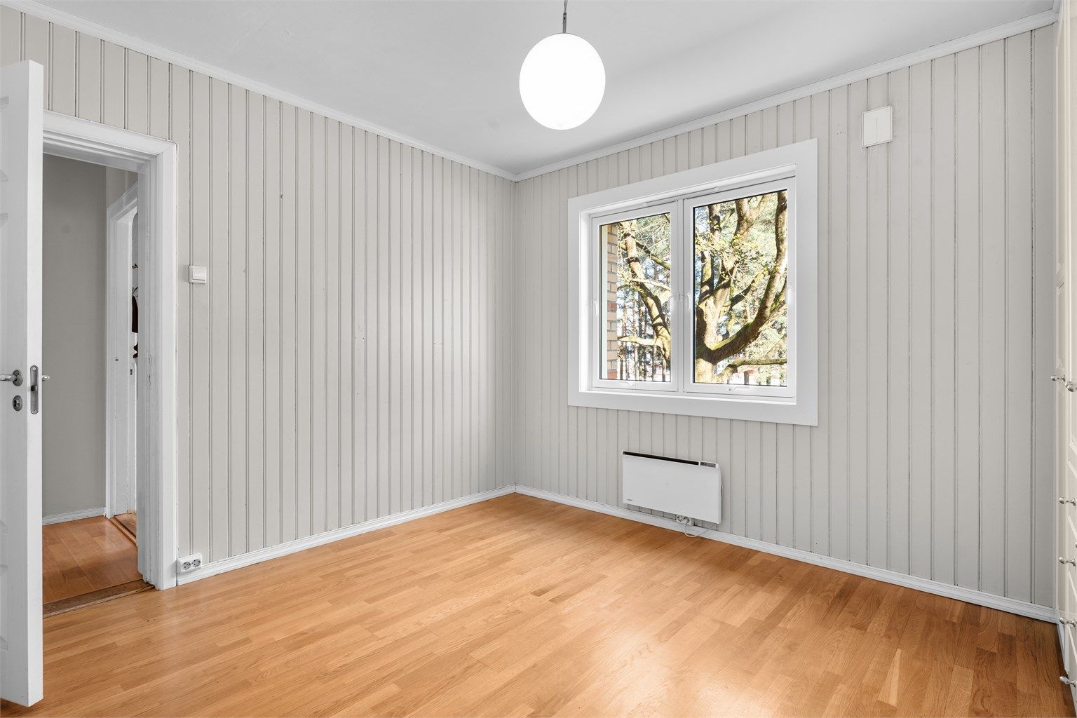 Hovedsoverom som er vendt mot friområde på baksiden av bygget