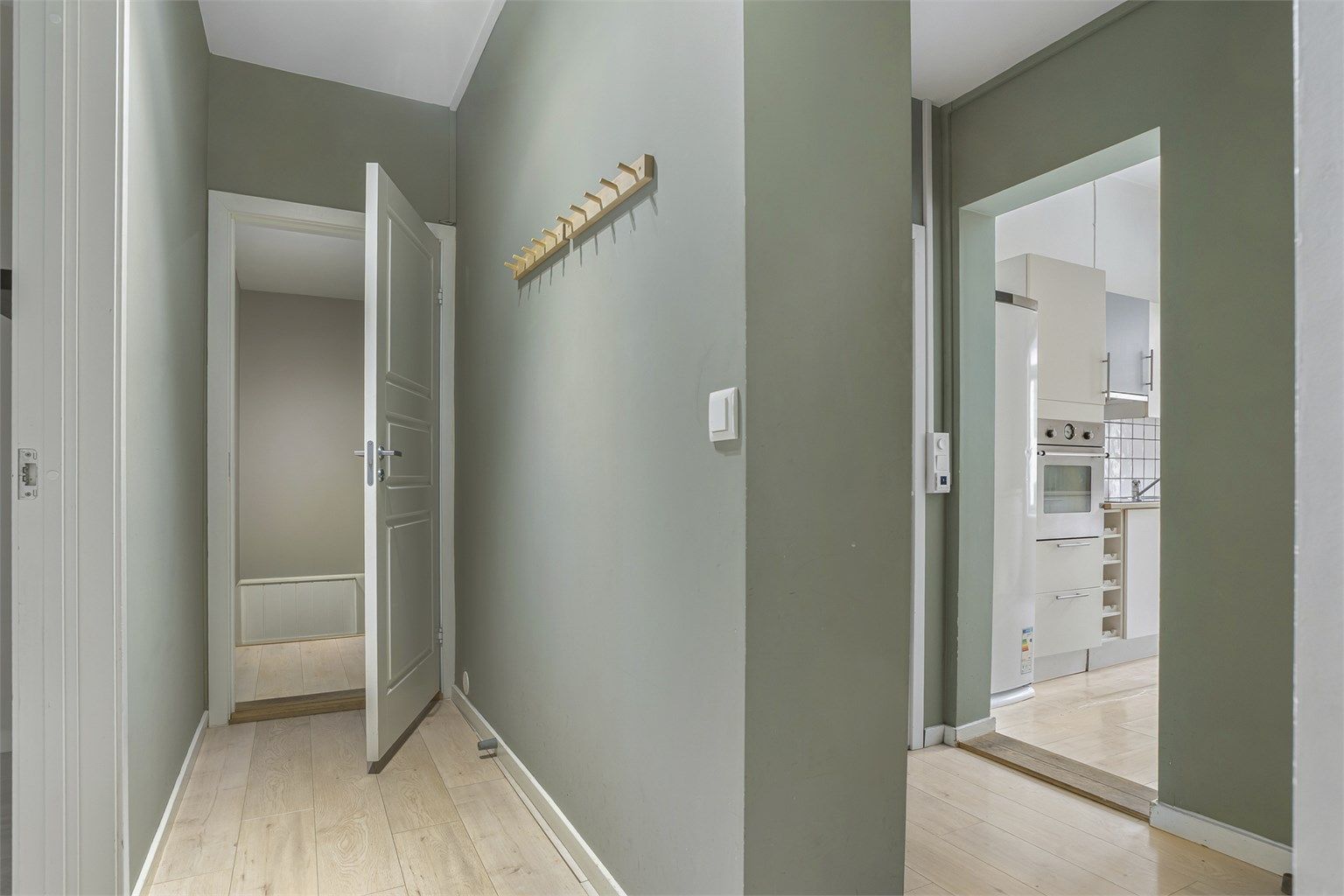 Velkommen inn! Innbydende entré med plass til yttertøy og sko