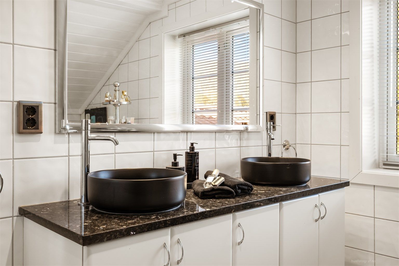 Badet i 2. etasje er fra 2000 og har downlights i tak samt gulvvarme.