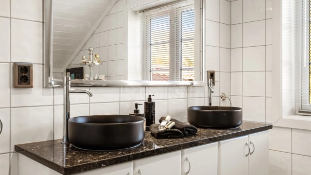 Badet i 2. etasje er fra 2000 og har downlights i tak samt gulvvarme.